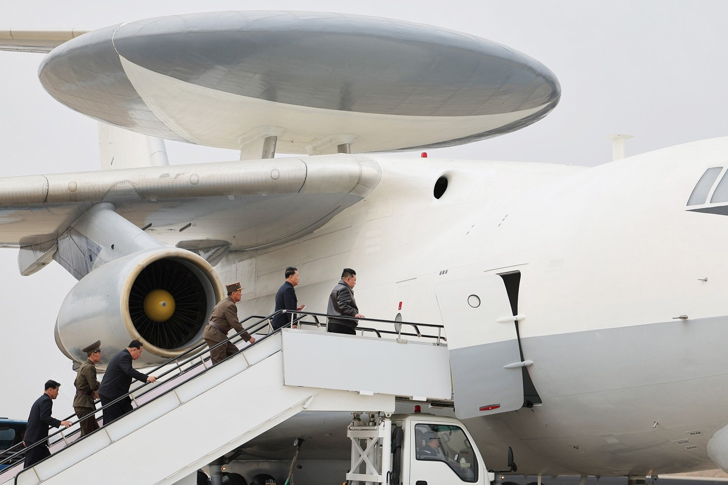 최초 공개한 북한 공중조기경보통제기(AEW&C) 및 항공전력 강화 노력 분석