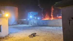 예멘 하드라마우트의 무칼라 항구에서 공습으로 발생한 화재