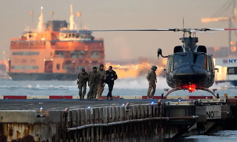 사슬에 묶인채 맨해튼 법원으로 압송되는 마두로