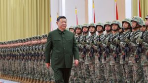 인민 해방군을 사열하고 있는 시진핑 주석