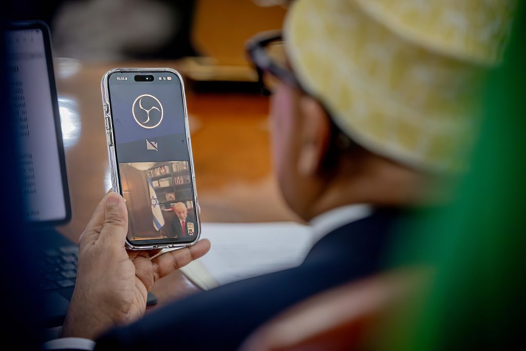 네타냐후로부터 국가승인 소식을 직접 듣는 소말리란드 대통령