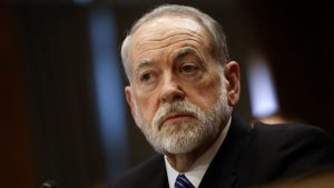 마이크 허커비가 상원 외교위원회 인준 청문회에서 증언하는 모습