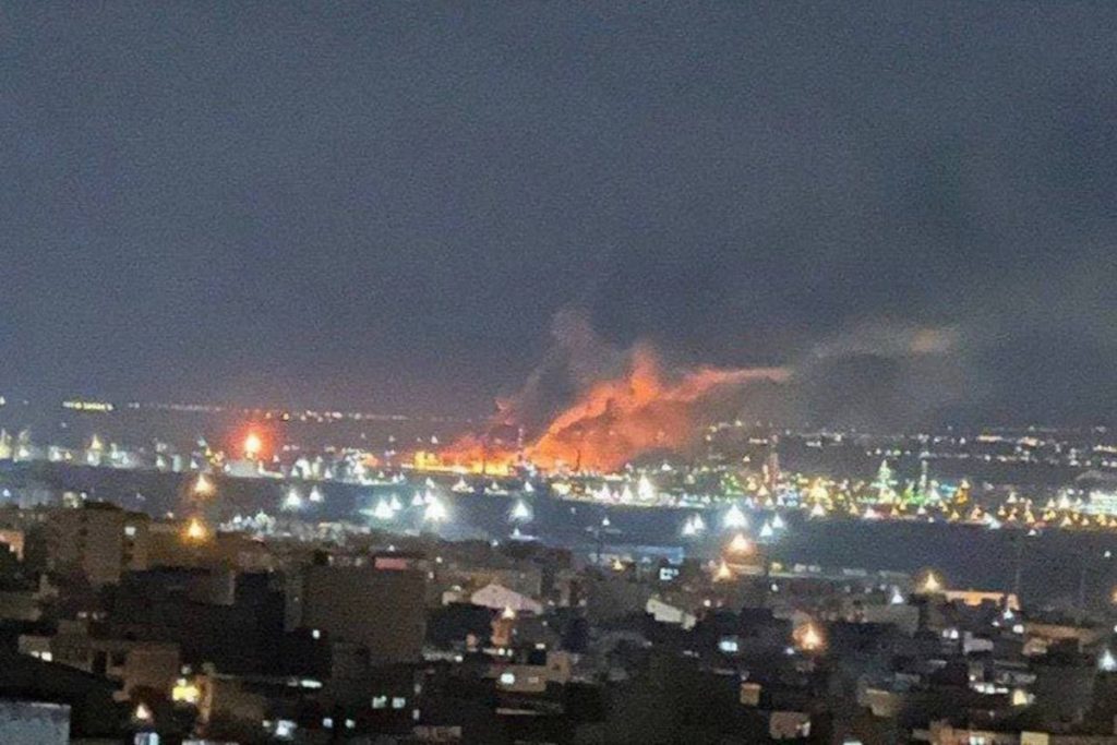 미군·이스라엘군 이란 타브리즈 석유화학시설 폭격