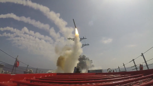 미 해군 알레이버크급 구축함 USS 프랭크 E. 피터슨 주니어함 DDG-121 수직발사시스템 VLS BGM-109 토마호크 미사일 야간 발사 장면