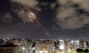텔아비브(Tel Aviv) 상공으로 떨어지는 미사일 비