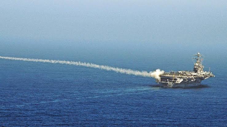 파르스 통신이 공개한 에이브러햄 링컨(USS Abraham Lincoln) 항공모함 드론 공격 사진