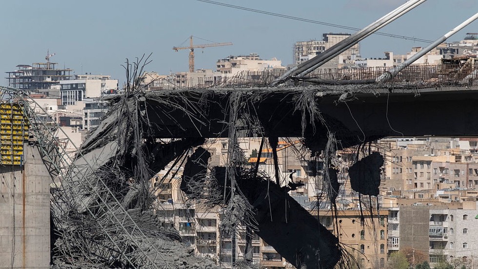 트럼프 대통령, 테헤란 대규모 공습 및 이란 군 지도부 제거 발표