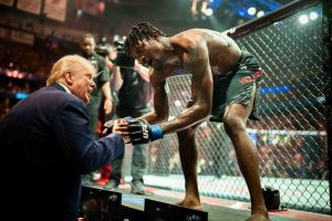 트럼프 대통령이 2025년 6월 7일 뉴저지주 뉴어크의 프루덴셜 센터에서 열린 UFC 316 경기에서 승리한 케빈 홀랜드에게 축하 인사를 건네고 있다