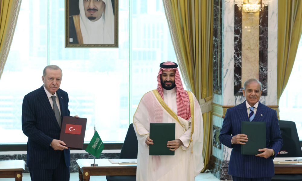 AA-20260807-42161814-42161807-TURKIYE_SAUDI_ARABIA_AND_PAKISTAN_SIGN_TRILATERAL_JOINT_DEFENSE_AGREEMENT-1068x777