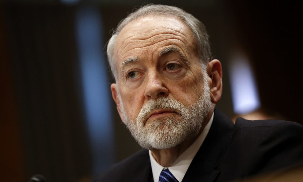 마이크 허커비가 상원 외교위원회 인준 청문회에서 증언하는 모습