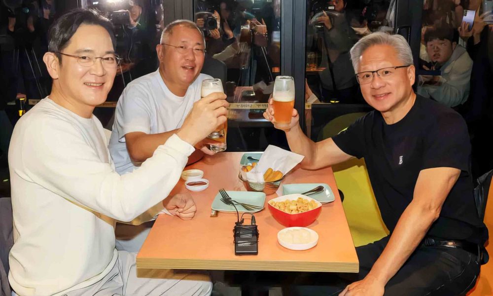 이재용 삼성전자 회장(왼쪽부터)과 젠슨 황 엔비디아 최고경영자(CEO), 정의선 현대차그룹 회장이 30일 저녁 서울 삼성동의 한 치킨집에서 ‘치맥’ 회동 후 취한 포즈